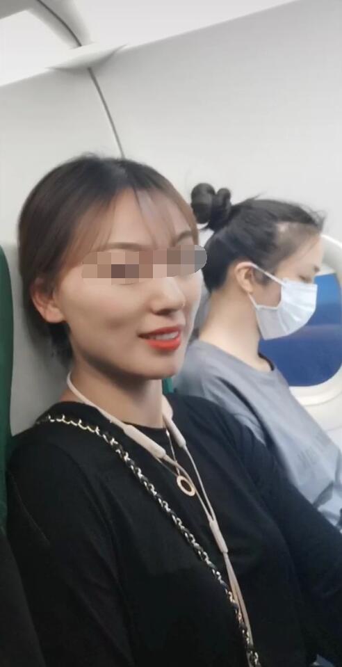 网友飞机上偶遇汤唯 女神坐经济舱独自提行李排队