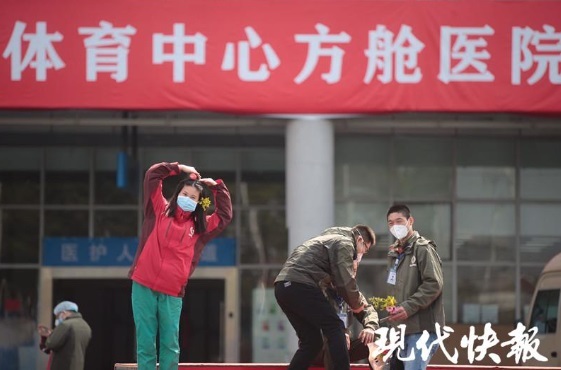 又一家方舱医院休舱！第一次看到护士脱下防护服，原来她们这么小