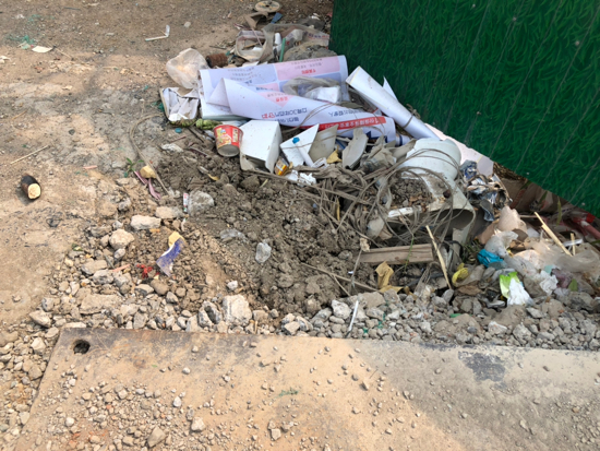 【啄木鸟在行动】水屯路与水屯北路交汇处以北500米处渣土裸露