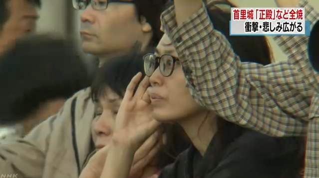 冲绳民众彻夜守望首里城大火：无语凝噎，无法接受现实