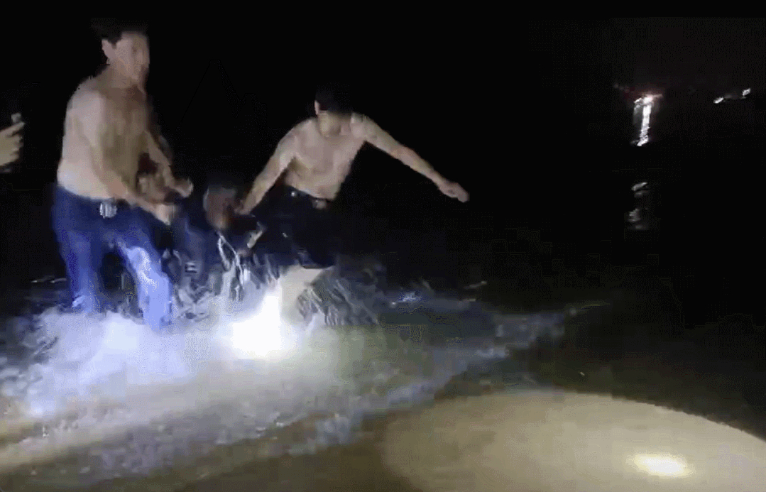 男子赶海不慎掉入深坑，威海热心市民冲进海里救人