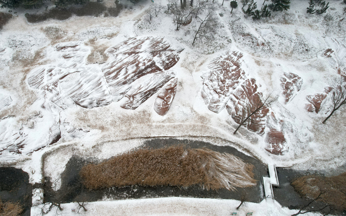 小年迎初雪！雪中红石别样美