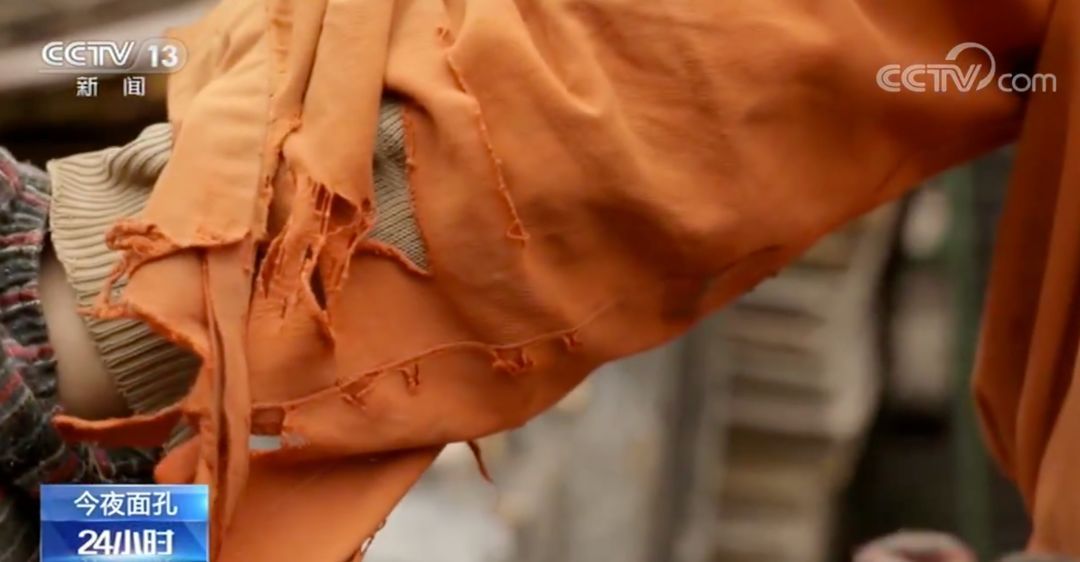 这位蹦跳下班的工地大叔火了，他的一句话戳中了很多人的心