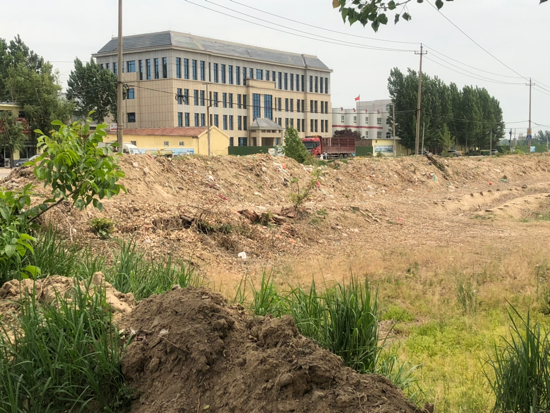 啄木鸟在行动：三教堂村口堆积渣土带 未覆盖