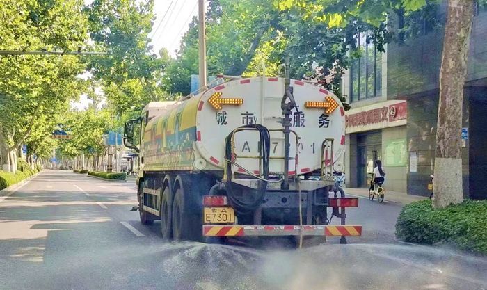 洒水车为路面降温洗尘！济南昨天出动保洁和洒水车辆5240余车次