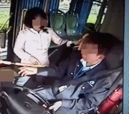 女子因1元车费掌掴公交司机 获刑四年！不冤！