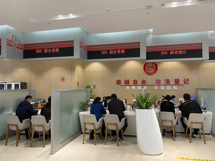 济南起步区发出首张全电子证照办理的结婚证