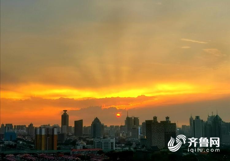 山东大雾来袭！雾气笼罩下楼宇开启“隐身模式”