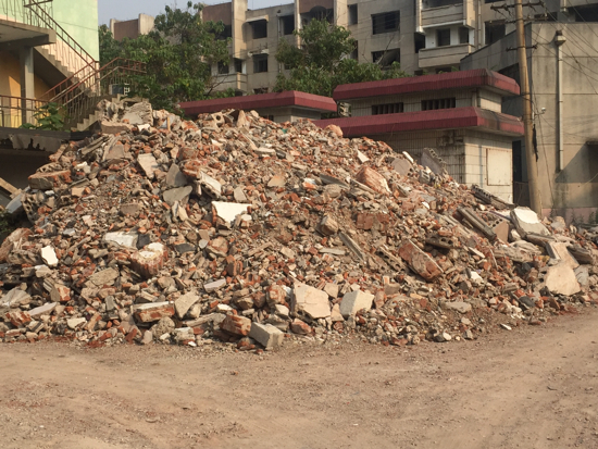【啄木鸟在行动】天桥区阳光小区拆迁区域建筑垃圾未覆盖
