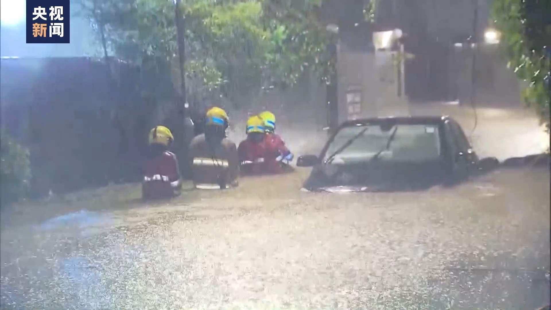 香港遭遇百年一遇大暴雨 多地积水交通受阻学校停课