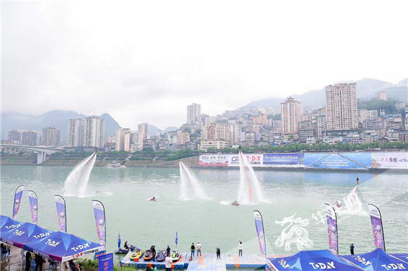 百家融媒重庆行丨欣赏水上运动 全国网媒记者在乌江体验“速度与激情”