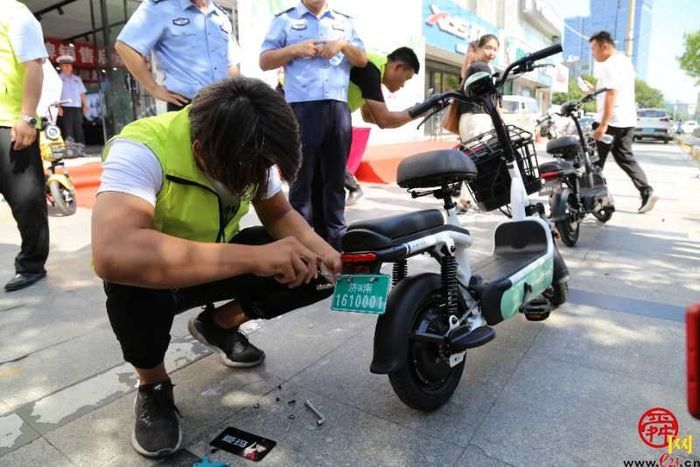 济南市开启电动车“带牌销售”新模式 买车包挂牌还送安全头盔，你心动了吗？