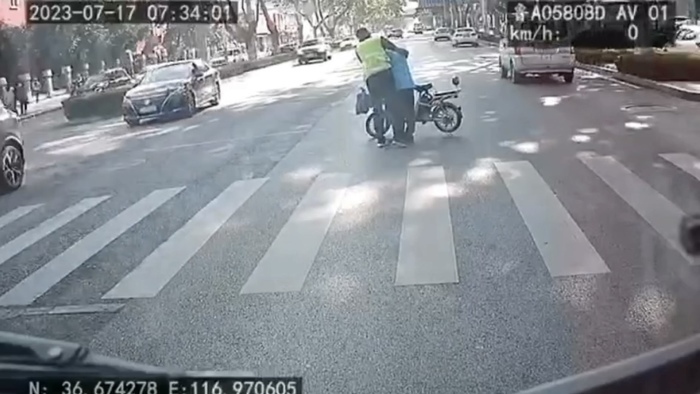 济南众人协力抬车救人，目击者：救人场面很震撼，很感动