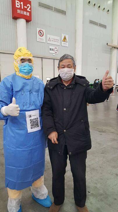 央视《朝闻天下》｜方舱日记：山东医疗队化身方舱里行走的二维码