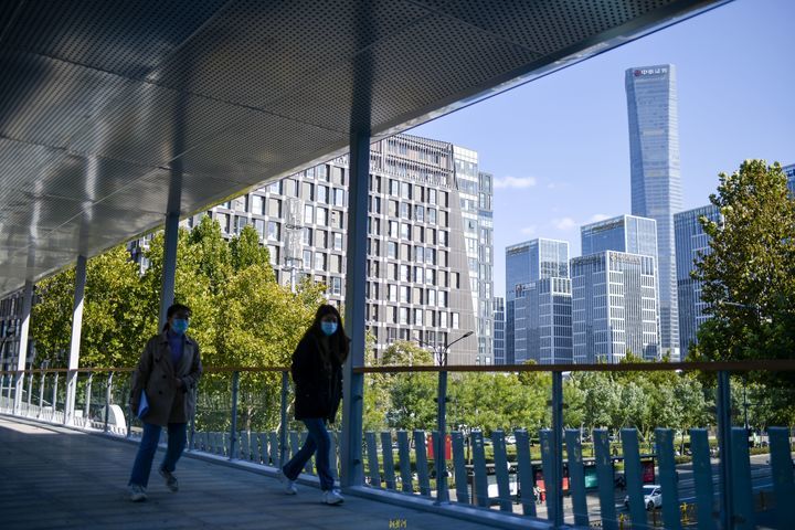 舜华路过街天桥启用  密集高楼涌动车流尽收眼底