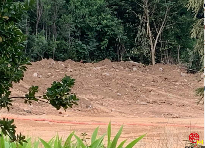 【啄木鸟在行动】章丘区洛庄村公交站附近渣土裸露 防尘措施有待加强