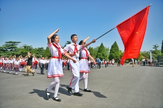 举办新队员入队示范仪式历下区青龙街小学一年级首批小队员戴上红领巾