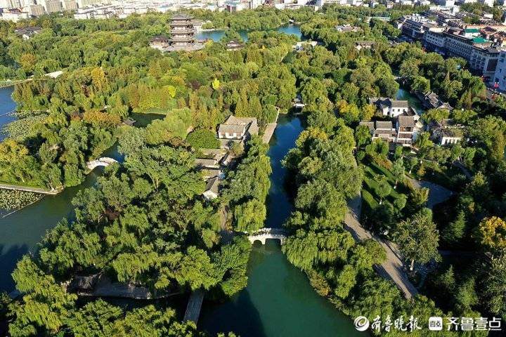 济南老城区大明湖，色彩斑斓的秋季美景如画