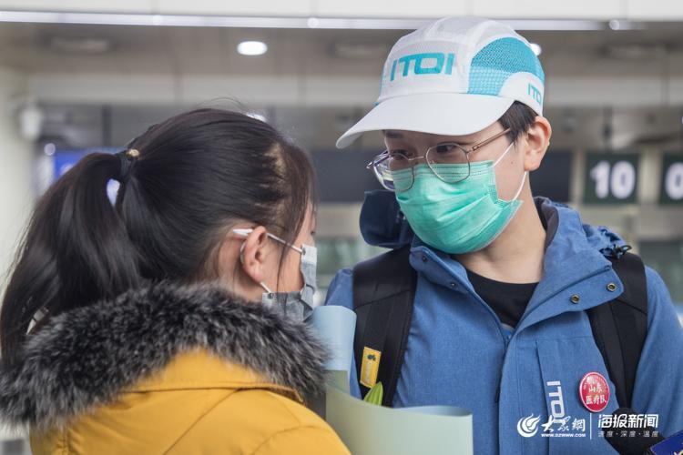 山东第十二批援助湖北医疗队在机场歌唱《我和我的祖国》为自己加油