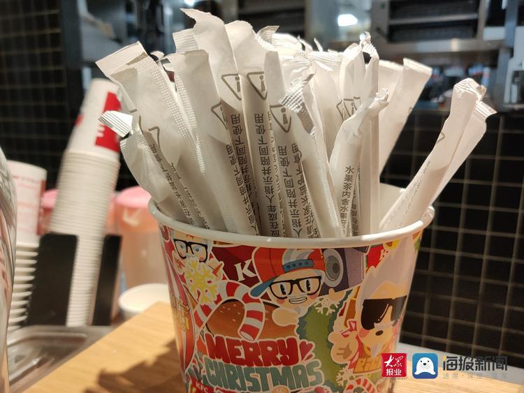 青岛版最严“限塑令”落地 记者探访店铺、商超塑料品使用情况