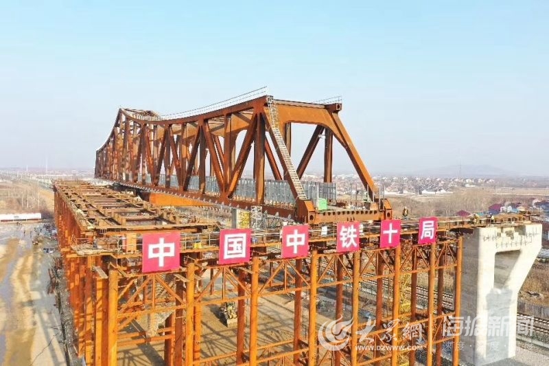 这就是山东丨潍莱高铁右线今晨顺利跨越青荣铁路 创两项国内施工记录