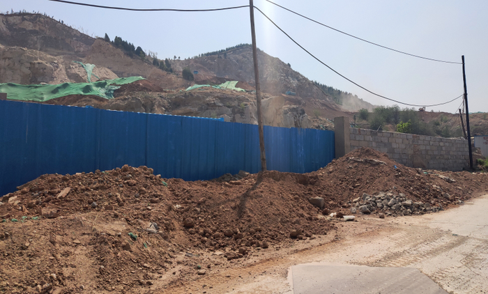 【啄木鸟在行动】渣土“裸奔” 九曲附近大面积渣土裸露无人管
