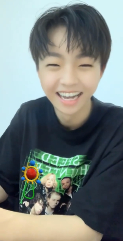 陈立农用宝宝滤镜呆萌自拍 用力wink大笑傻得可爱