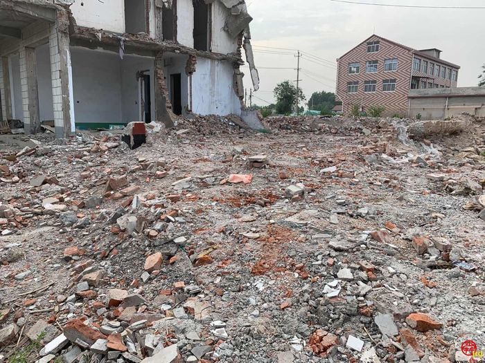 【啄木鸟在行动】章丘区绣惠镇中心幼儿园附近建筑垃圾未覆盖