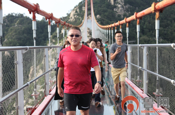 两岸媒体打卡天蒙旅游区 体验惊险刺激玻璃栈道