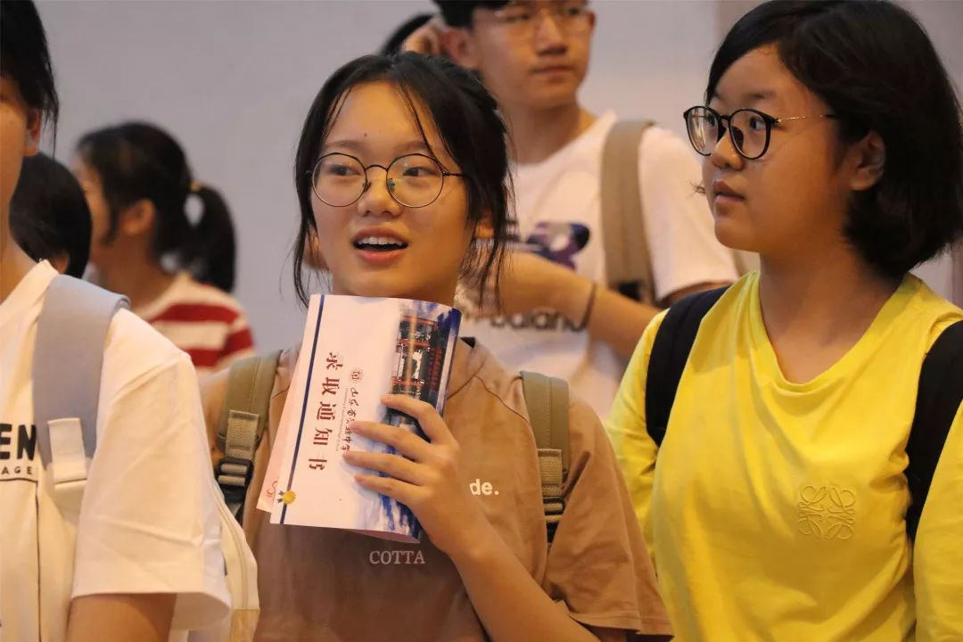 抢先看！山东多地中小学新生陆续报到 记者探营新生报到现场