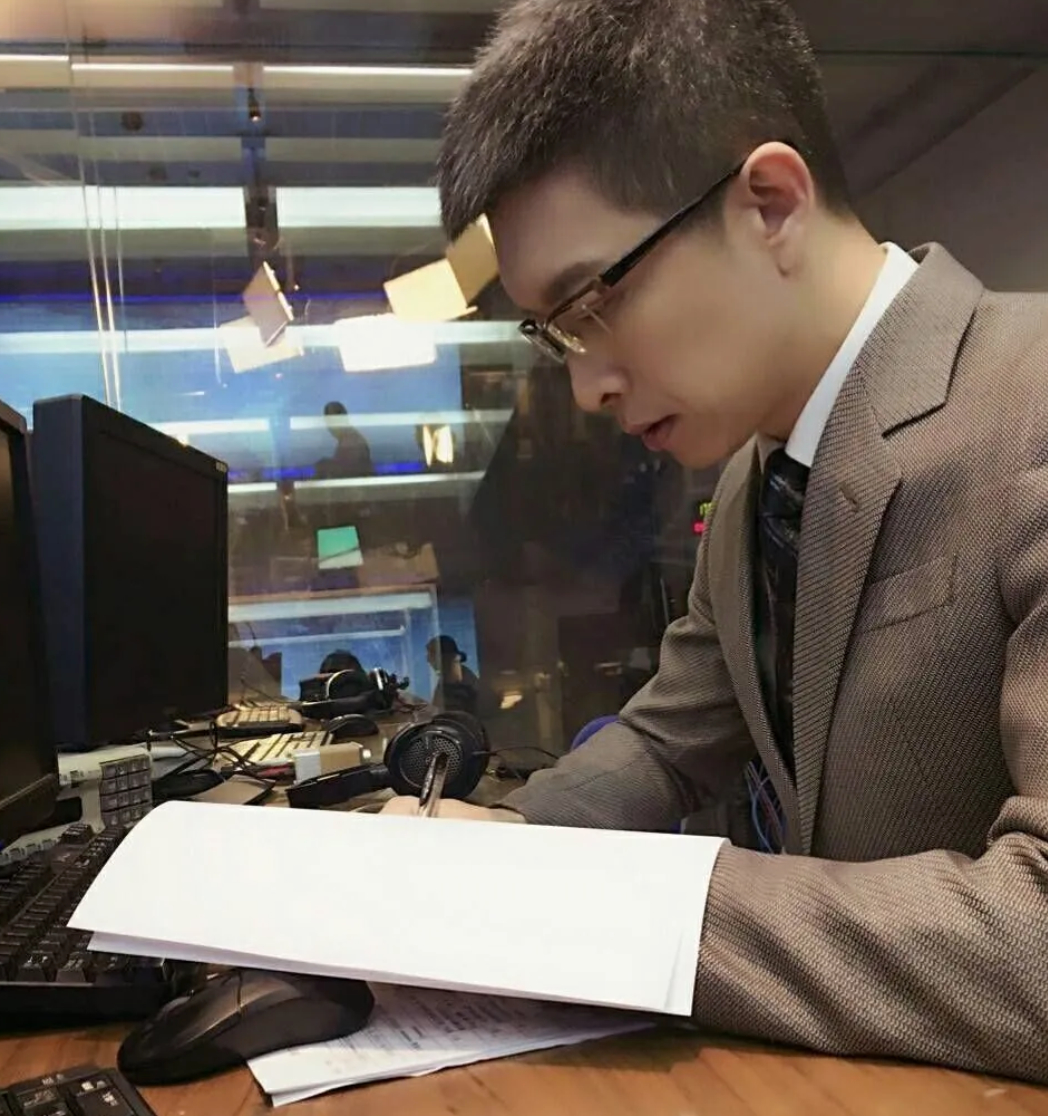 【最牛流量】朱广权上半年最后一条段子，网友：下半年手语老师依旧好难