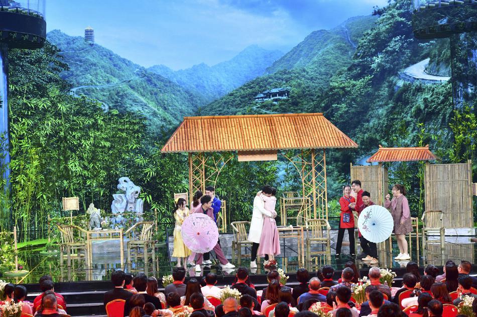 酸了吗？肖战舞台上表白谢娜 两人拥抱转圈圈