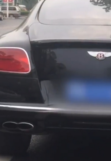 宾利主责！郑州一起亚车主为躲宾利撞上奔驰