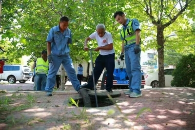城管不易！济南市民代表体验城肥清疏工作