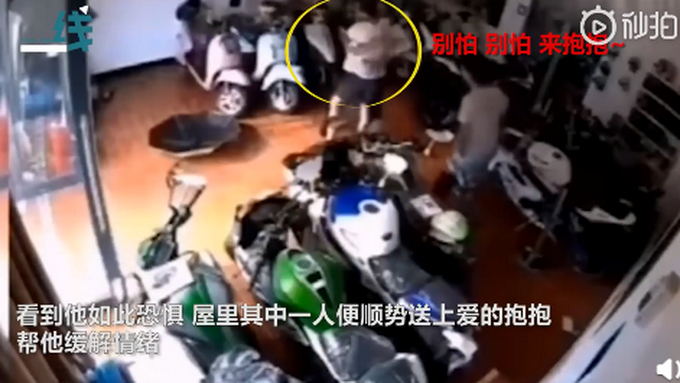 谁还不是个宝宝！男子怕打雷被陌生人一把抱住，网友：太暖了！