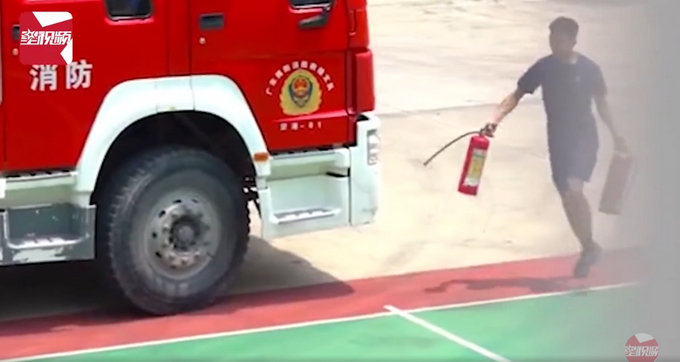 小学毕业了吗？消防员拿第一获准外出后的步伐令人捧腹，网友：隔着屏幕都感受到喜悦
