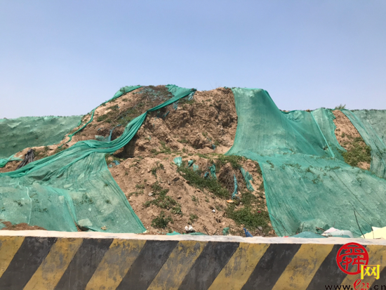【啄木鸟在行动】历城区小清河北路菜园工业园附近附近有渣土垃圾防尘网覆盖不全