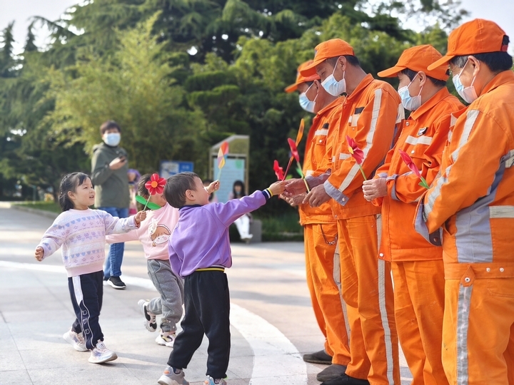 走近环卫工、消防员，这所幼儿园为孩子种下“劳动最光荣”的种子