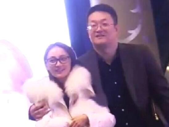 姚笛与富商男友合影近照曝光，牵手搂腰十分亲密，破分手传闻