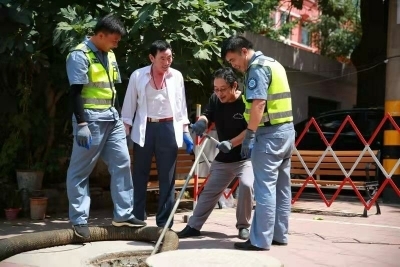 城管不易！济南市民代表体验城肥清疏工作