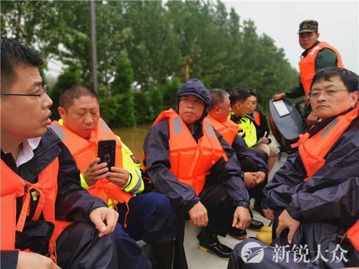 刘家义乘冲锋舟深入桓台县马桥镇一严重内涝厂区现场指挥抢险救灾