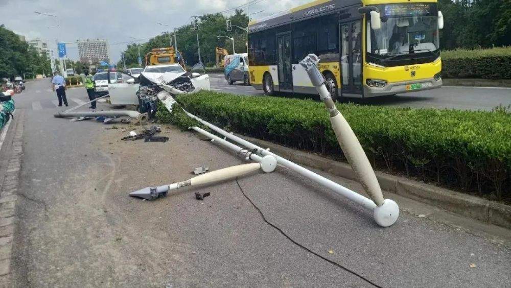 车主质疑交警强行指派拖车，几公里路竟收800元，上海嘉定交警回应