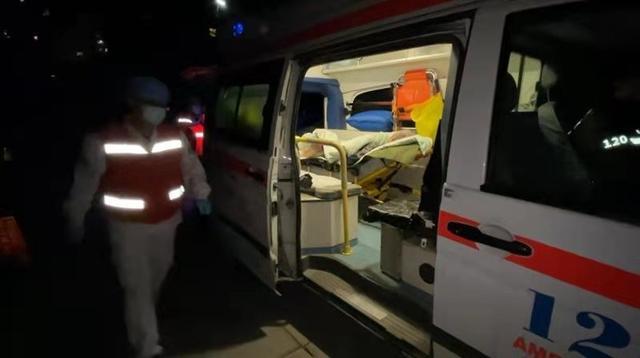 89岁独居老人家中摔倒，消防员紧急破门救助