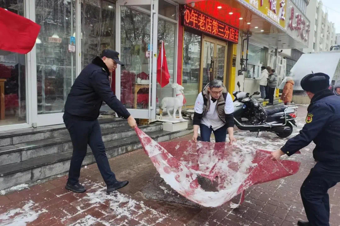 环卫工与雪赛跑、城管帮忙推车，济南大雪天的温暖就在身边