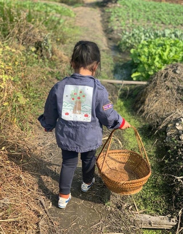 朱丹晒女儿背影照 侧颜呆萌可爱 菜地拔萝卜画风可爱
