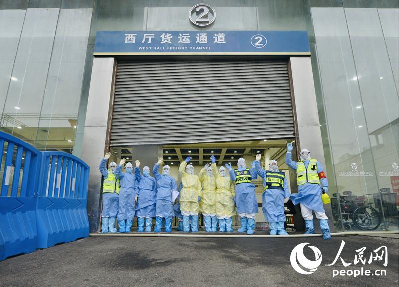 “表情包”“比心”向“方舱”告别