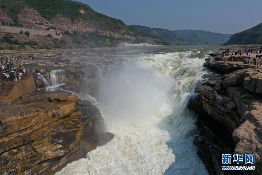 黄河壶口瀑布现清流飞瀑景观