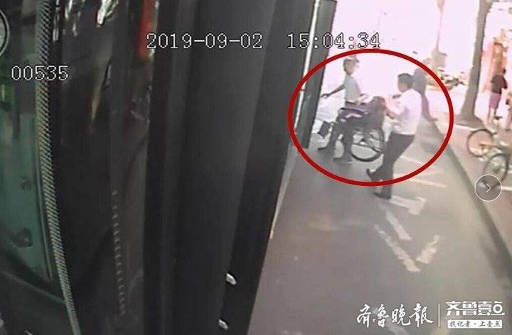 暖！济南：特需乘客上车遇麻烦，公交司机帮忙抬轮椅