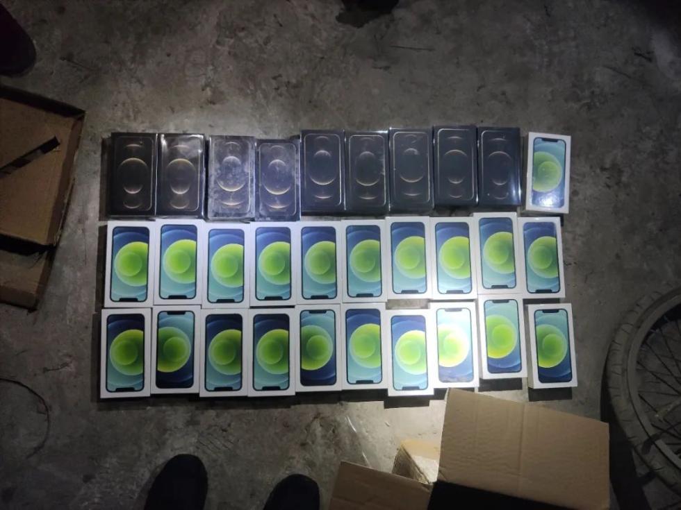 男子用螺丝刀、扳手、剪刀挖墙洞偷32部苹果手机，次日被抓