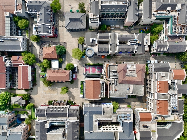 俯瞰济南经三路上的浪漫